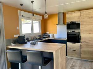 Spacious bungalow with heated pool and jacuzzi