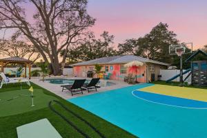 Family villa w pool cornhole & putting green
