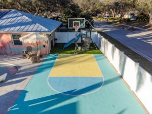 Family villa w pool cornhole & putting green