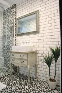 Modern 2BR near Tower Bridge WiFi & Self Check-in