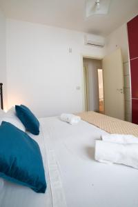 Ioniris Apartments - Private apartment in a villa with parking, 100 m from the sea