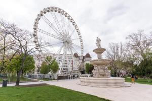 Kazinczy Apartment in Vibrant Area