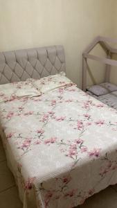 Apartamento de 2 quartos, com ar-condicionado em um deles, e no outro ventilador de teto, cama pras cinco ocupantes e garagem, a 2 km do centro