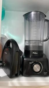 Apartamento de 2 quartos, com ar-condicionado em um deles, e no outro ventilador de teto, cama pras cinco ocupantes e garagem, a 2 km do centro