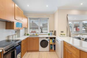 4-Bed London Home | Sleeps 10 | 2 Baths & Wi-Fi