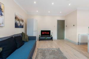 4-Bed London Home | Sleeps 10 | 2 Baths & Wi-Fi