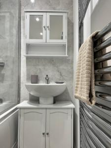 4 Bedroom House - Sleeps 7 - Private Drive