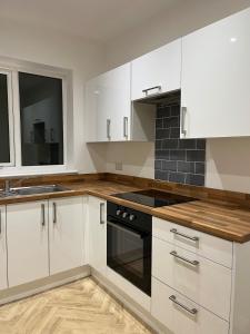 4 Bedroom House - Sleeps 7 - Private Drive