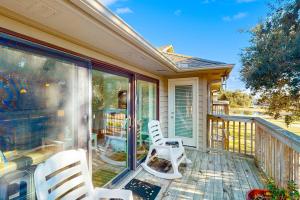 Updated golf resort condo near beach with pool, tennispickleball & private deck