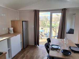 Mobil home cosy avec terrasse pour 2 personnes - API-1-52-1537