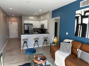 Stylish Gaslamp 1BR Den Patio Walk Everywhere