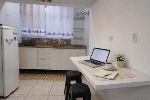 Apartamento tipo estúdio no Centro de Bertioga, Wi-Fi, Vaga, Churrasqueira, a 3 min de carro da praia e balsa