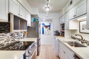 1 Mi to Stanford! Walkable Silicon Valley Condo