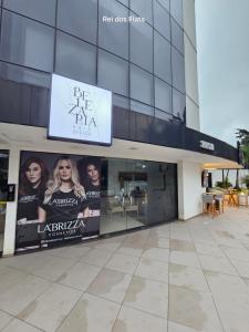 EDIFÍCIO ESSENCIALE PREMIER, 34º ANDAR, VAZADO, DE FRENTE A ENTRADA DO FLAMBOYANT SHOPPING, COM ESTACIONAMENTO GRÁTIS, COZINHA, FECHADURA ELETRÔNICA, WI-FI, TV COM ROKU, PISCINA, LAVANDERIA SEM CUSTO ADICIONAL By REI DOS FLATS