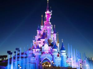 Au Pays Imaginaire - 10 mins Disneyland Paris