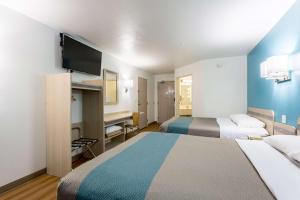 Queen Room with Two Queen Beds - Non-Smoking room in Motel 6-Roswell NM