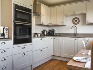 The Wolfs Den - Uk49083