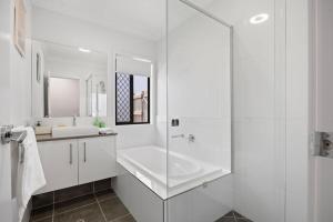 Modern Spacious 4BD Home in Pallara
