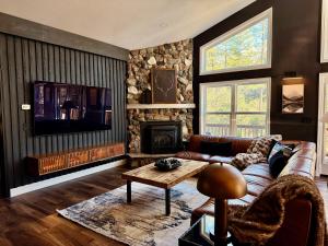 Elegant Blackwood Grove by Casa Oso