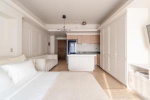 Bright Studio with Soft Neutrals & Modern Finishes