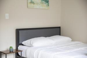 1BR Near UAB with Free Parking, Fast Wi-Fi, Workspace