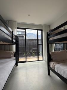 Modern & Peaceful Home Beneath Mountain Peaks