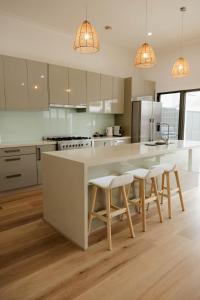 Vida Hamilton - 3 bed, 2 bath kids playground!