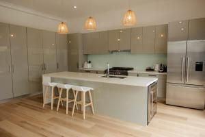 Vida Hamilton - 3 bed, 2 bath kids playground!