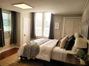 Redwood loft at Park Place King bed walk in closet fast WIFI and free coffee