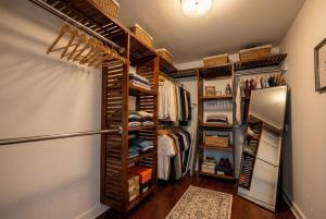 Redwood loft at Park Place King bed walk in closet fast WIFI and free coffee