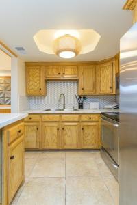 Tiki 323 - Stylish 1BR Condo Sleeps 4 Near Beach condo