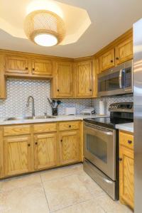 Tiki 323 - Stylish 1BR Condo Sleeps 4 Near Beach condo