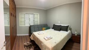 Apê 306 Reformado, central, com garagem, faça tudo à pé