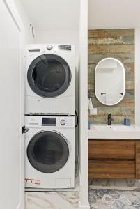 New Modern 1BR Basement Near Downtown FREE Parking