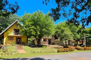 Charme de um típico chalé de campo com lareira.