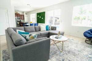 4BR Vacation Home with Spa, Pool, Outdoor BBQ&Patio