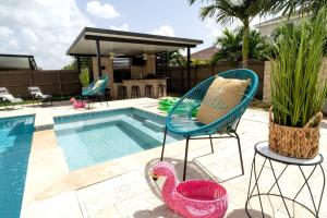 4BR Vacation Home with Spa, Pool, Outdoor BBQ&Patio