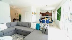4BR Vacation Home with Spa, Pool, Outdoor BBQ&Patio
