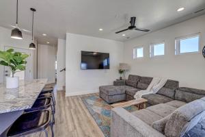 Quaint Desert Cottage, Resort style pool, lazy river and competition mini golf!