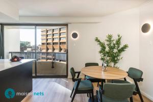 Hyde Park Views Mardi Gras Balcony Pool & Gym