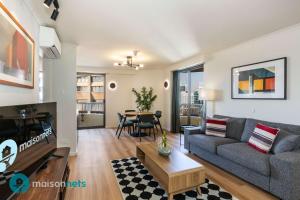 Hyde Park Views Mardi Gras Balcony Pool & Gym