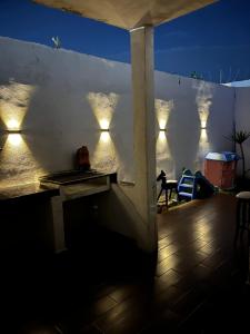 Casa completa, 4 dormitorios, 7 camas dobles, 3 sofá cama, 3 baños 1 en planta baja, cocina equipada, consola Arcade, asador, juguetes para niños, plancha, secadora, cafetera, etc, fraccionamiento privado, zona de vías rápidas y toallas