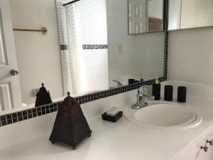 10min to Disney parks new condo free wifi & pool