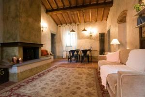 Spacious Flat With Castle View In Tuscany