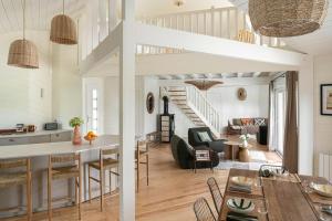 Family Villa Between Lake And Surf Beaches