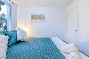 Riverside Retreat Skyline Views & Beach Nearby