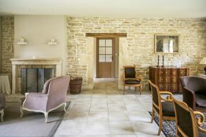 Château With 9-Hectare Park Near Beaune