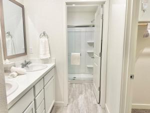 Luxury 4Bed 3Bath Roseville Home near Sports Complex and Galleria Mall