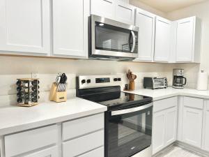 Luxury 4Bed 3Bath Roseville Home near Sports Complex and Galleria Mall