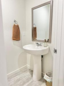 Luxury 4Bed 3Bath Roseville Home near Sports Complex and Galleria Mall